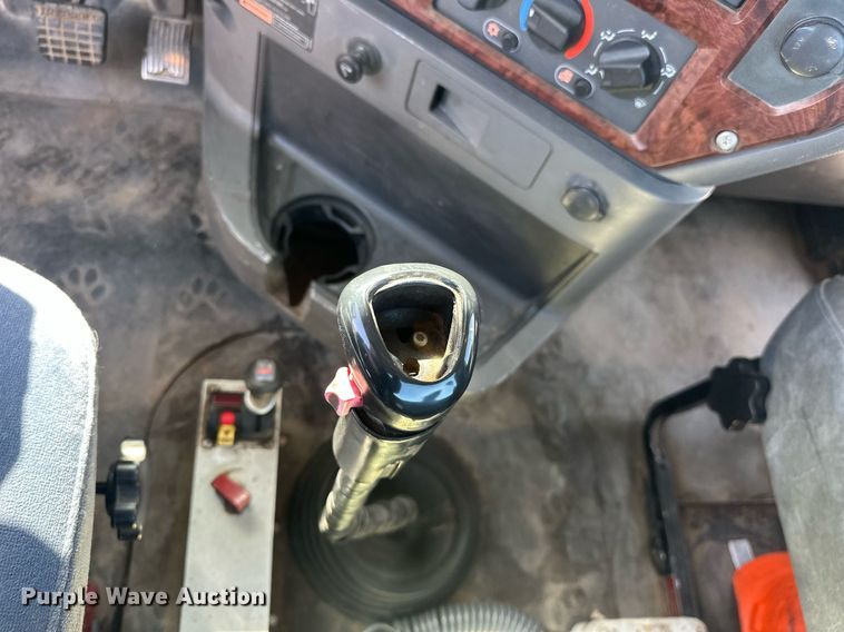 image for item EJ8613 2008 Mack CHU613 semi truck