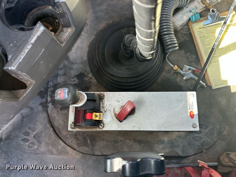 image for item EJ8613 2008 Mack CHU613 semi truck