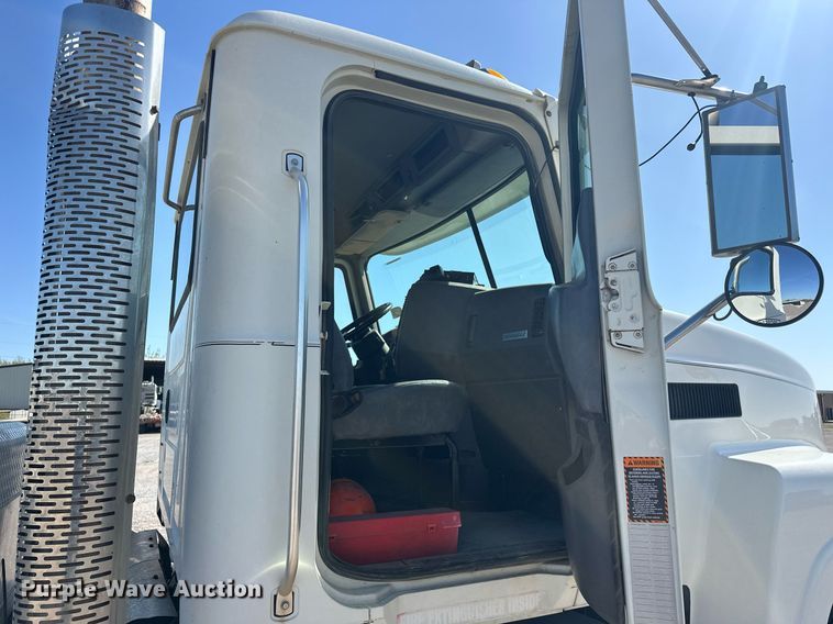 image for item EJ8613 2008 Mack CHU613 semi truck