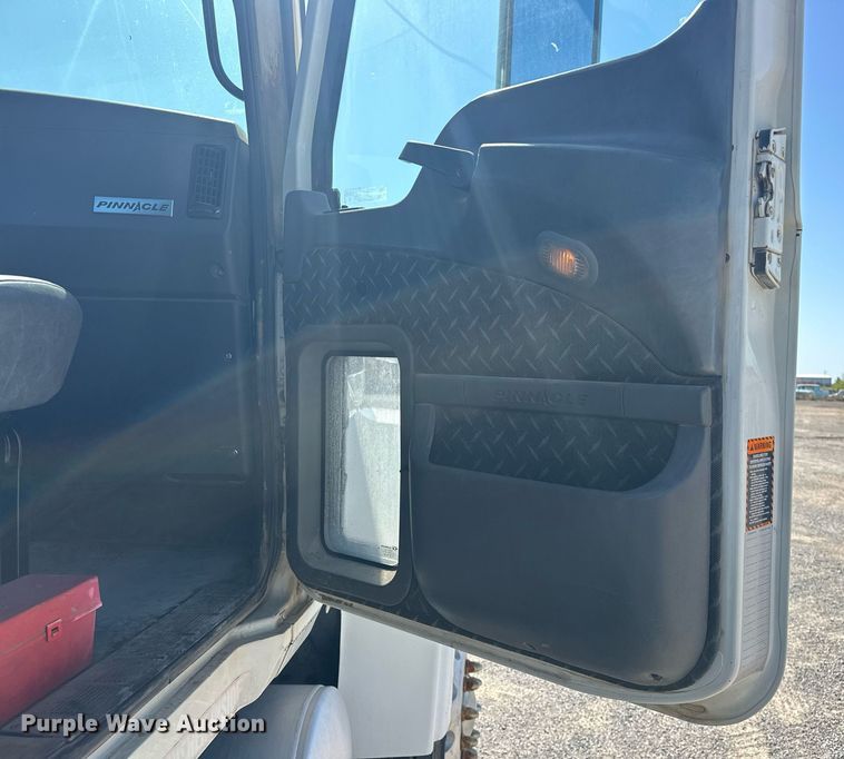 image for item EJ8613 2008 Mack CHU613 semi truck