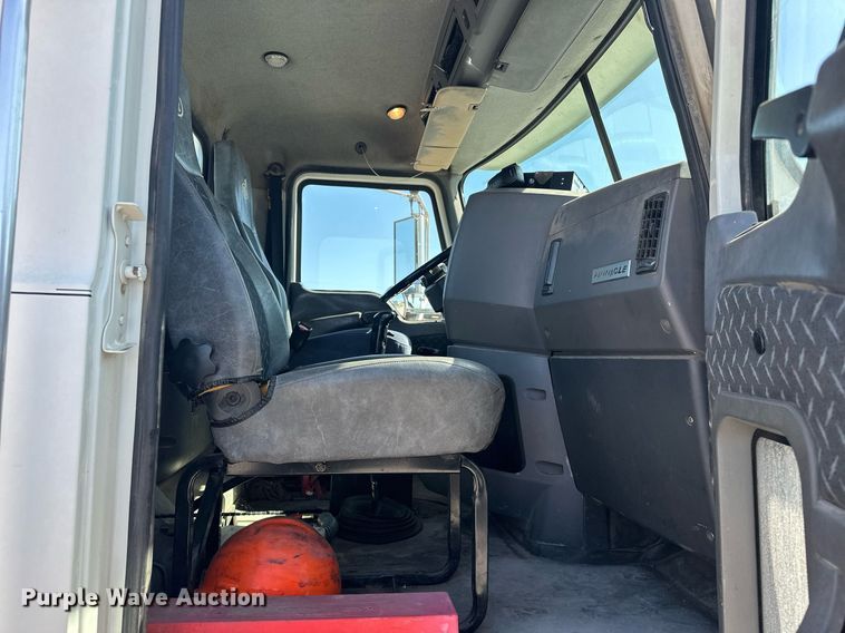 image for item EJ8613 2008 Mack CHU613 semi truck