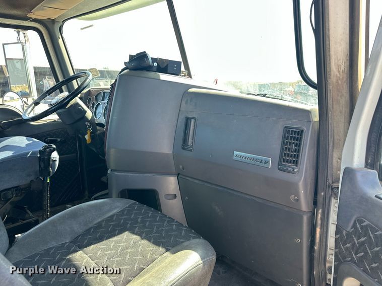 image for item EJ8613 2008 Mack CHU613 semi truck