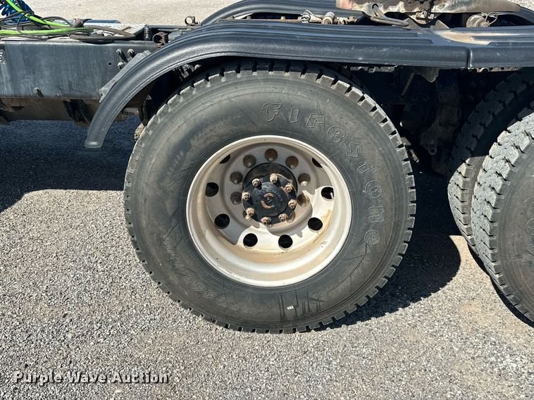 image for item EJ8613 2008 Mack CHU613 semi truck