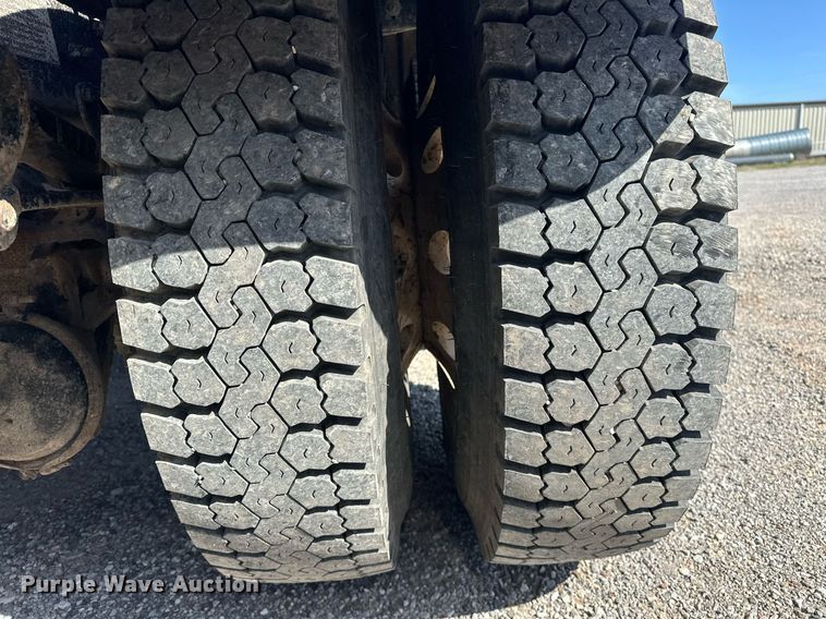 image for item EJ8613 2008 Mack CHU613 semi truck