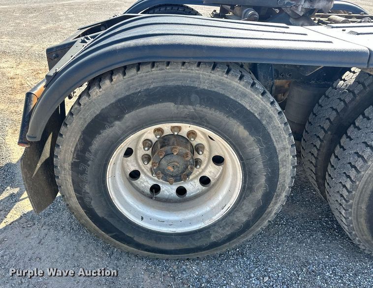 image for item EJ8613 2008 Mack CHU613 semi truck