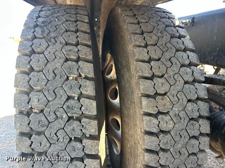 image for item EJ8613 2008 Mack CHU613 semi truck