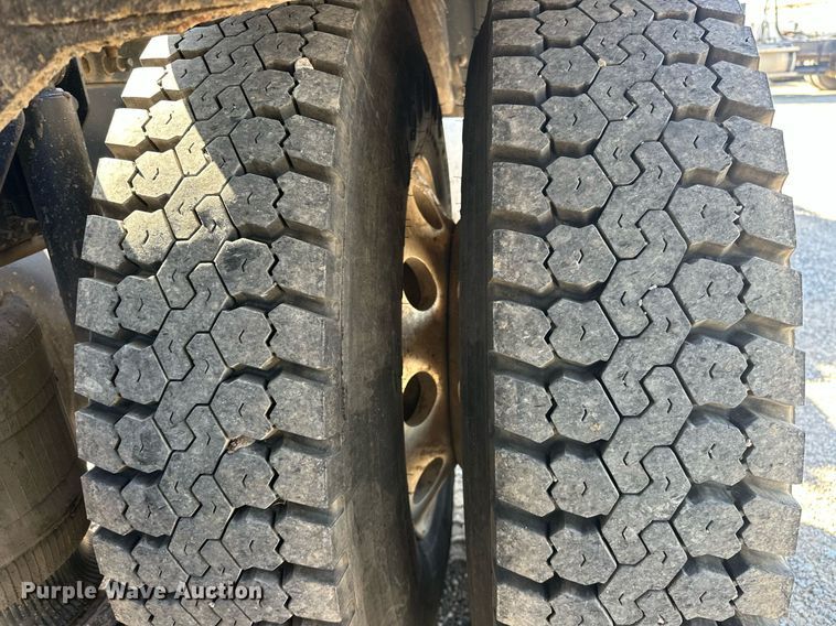 image for item EJ8613 2008 Mack CHU613 semi truck