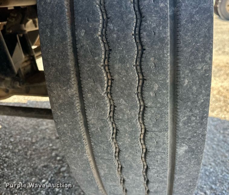 image for item EJ8613 2008 Mack CHU613 semi truck