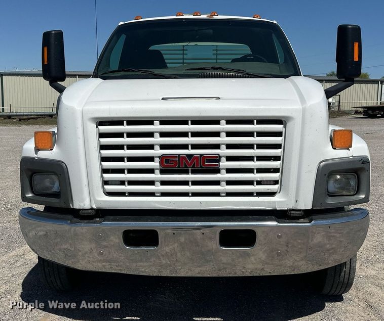 image for item EJ8614 2004 GMC C6500 utility / service truck