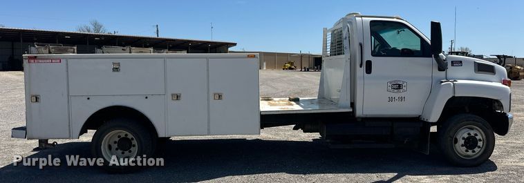 image for item EJ8614 2004 GMC C6500 utility / service truck