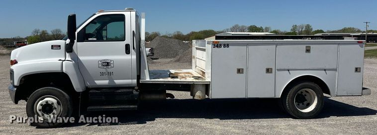 image for item EJ8614 2004 GMC C6500 utility / service truck