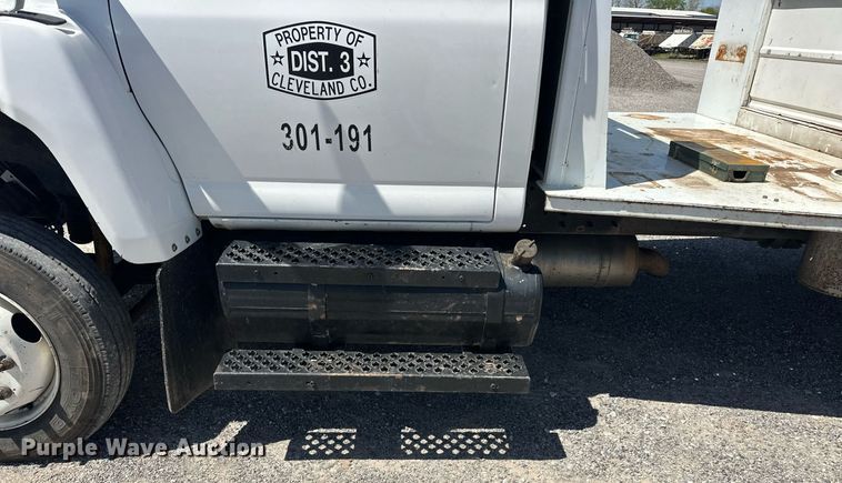 image for item EJ8614 2004 GMC C6500 utility / service truck