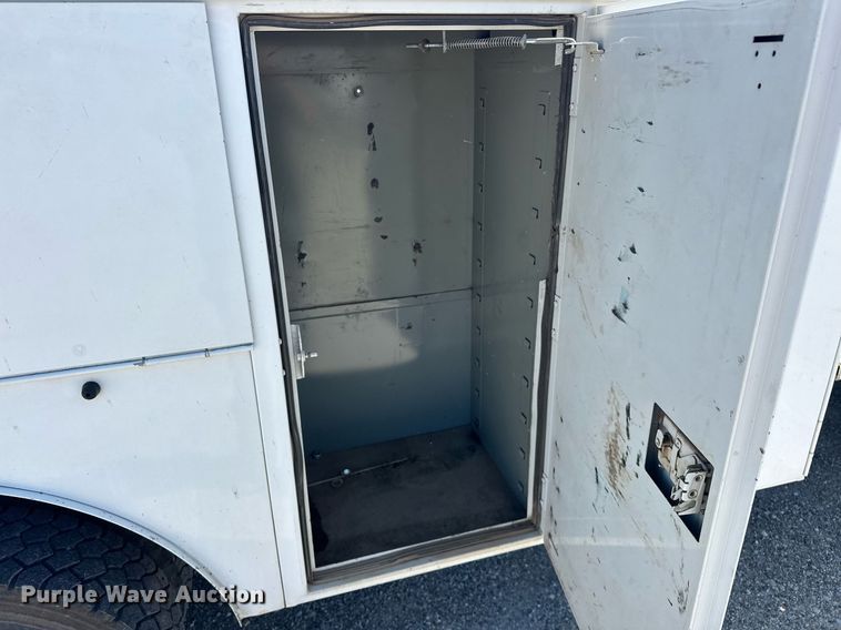 image for item EJ8614 2004 GMC C6500 utility / service truck