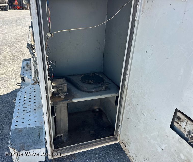 image for item EJ8614 2004 GMC C6500 utility / service truck