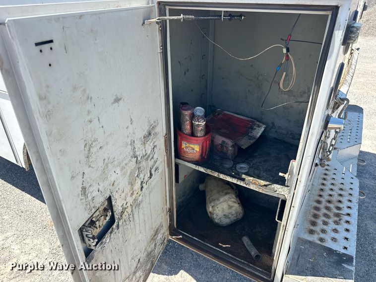 image for item EJ8614 2004 GMC C6500 utility / service truck