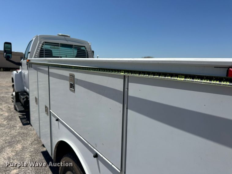 image for item EJ8614 2004 GMC C6500 utility / service truck