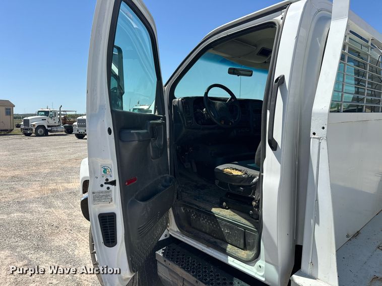 image for item EJ8614 2004 GMC C6500 utility / service truck
