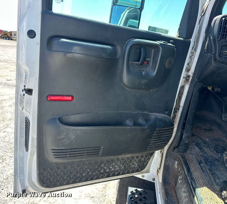 image for item EJ8614 2004 GMC C6500 utility / service truck