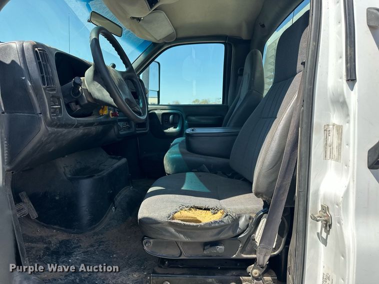 image for item EJ8614 2004 GMC C6500 utility / service truck