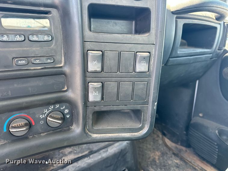 image for item EJ8614 2004 GMC C6500 utility / service truck