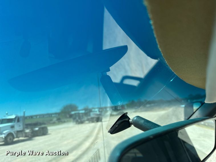 image for item EJ8614 2004 GMC C6500 utility / service truck