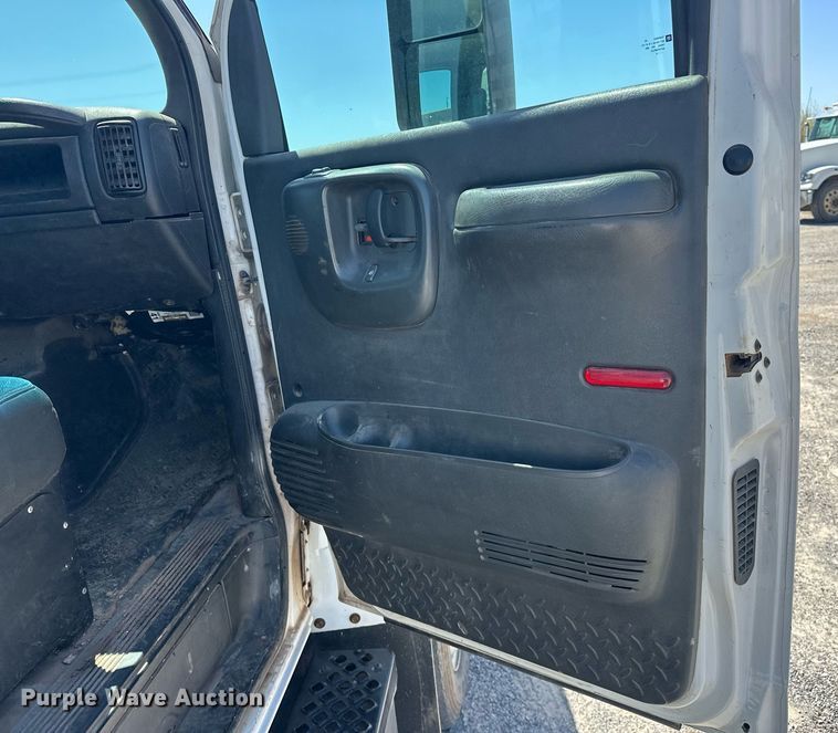 image for item EJ8614 2004 GMC C6500 utility / service truck