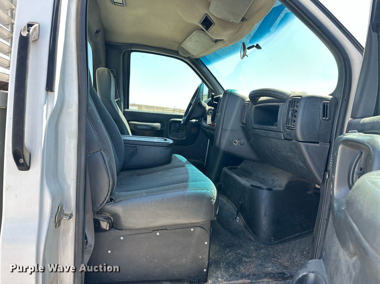 image for item EJ8614 2004 GMC C6500 utility / service truck