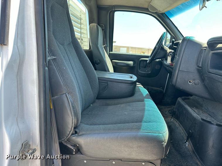 image for item EJ8614 2004 GMC C6500 utility / service truck