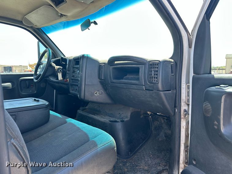 image for item EJ8614 2004 GMC C6500 utility / service truck