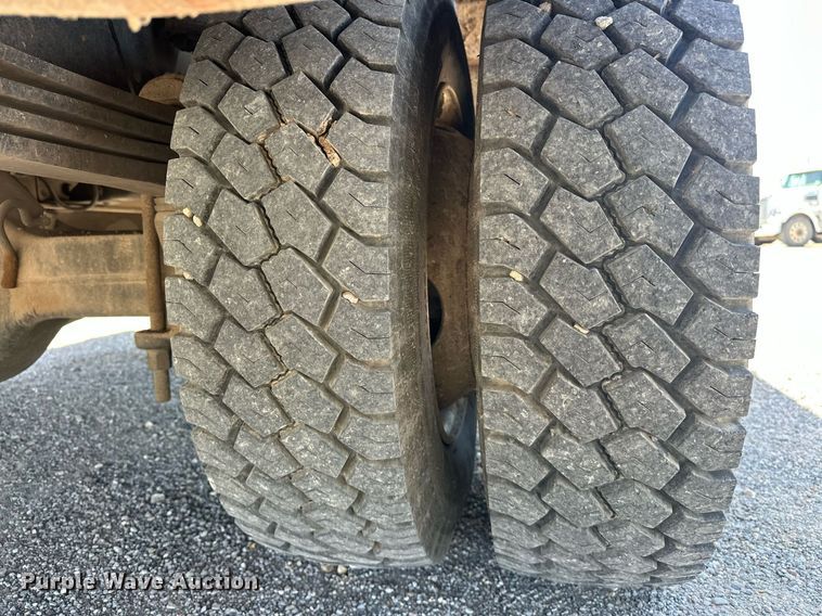 image for item EJ8614 2004 GMC C6500 utility / service truck