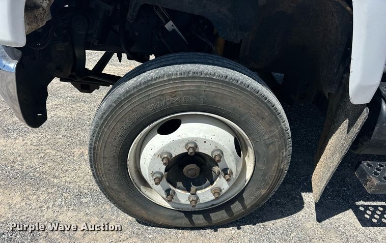 image for item EJ8614 2004 GMC C6500 utility / service truck