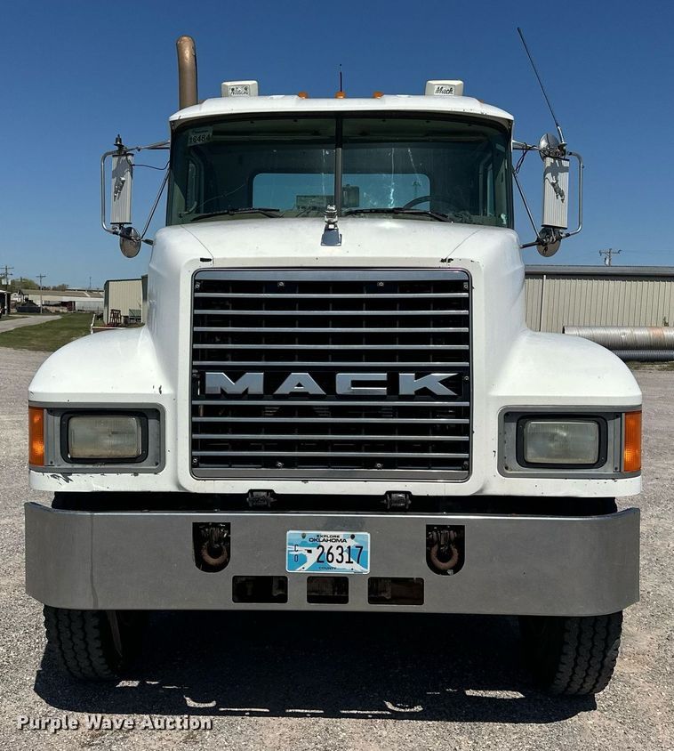 image for item EJ8615 2003 Mack CH613 semi truck
