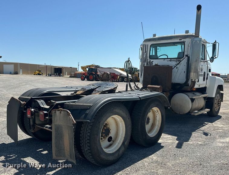 image for item EJ8615 2003 Mack CH613 semi truck