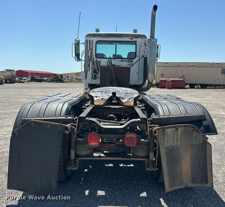 image for item EJ8615 2003 Mack CH613 semi truck