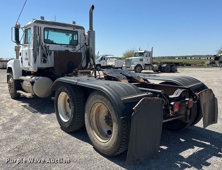 image for item EJ8615 2003 Mack CH613 semi truck