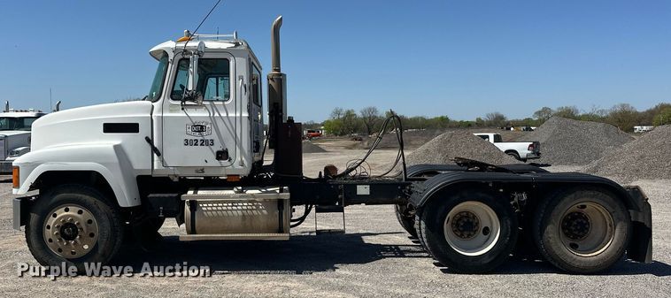 image for item EJ8615 2003 Mack CH613 semi truck