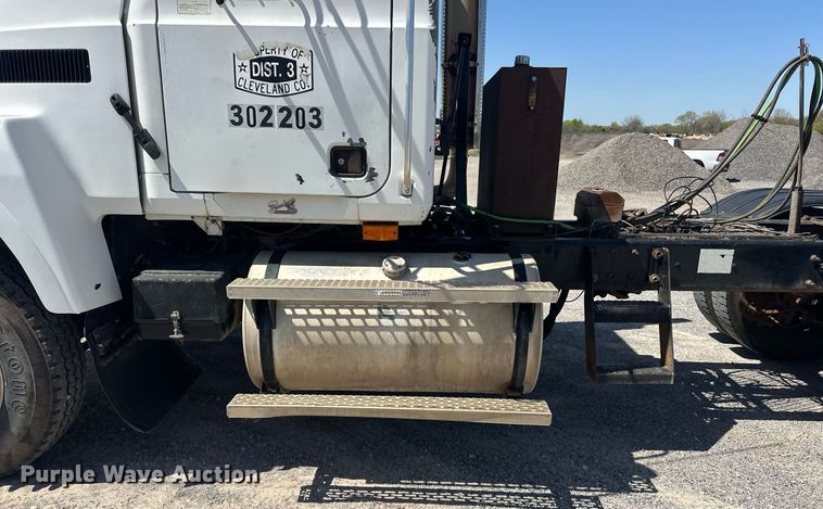 image for item EJ8615 2003 Mack CH613 semi truck