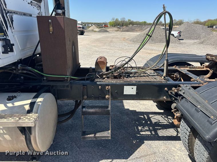 image for item EJ8615 2003 Mack CH613 semi truck