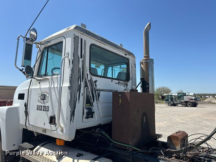 image for item EJ8615 2003 Mack CH613 semi truck