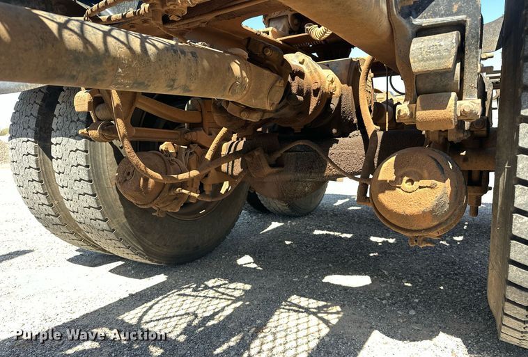 image for item EJ8615 2003 Mack CH613 semi truck