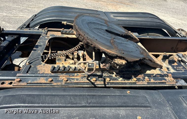 image for item EJ8615 2003 Mack CH613 semi truck