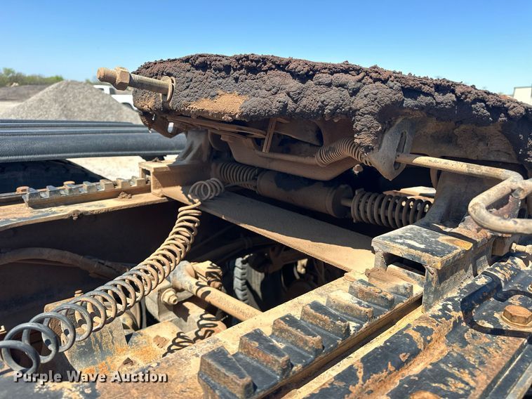 image for item EJ8615 2003 Mack CH613 semi truck