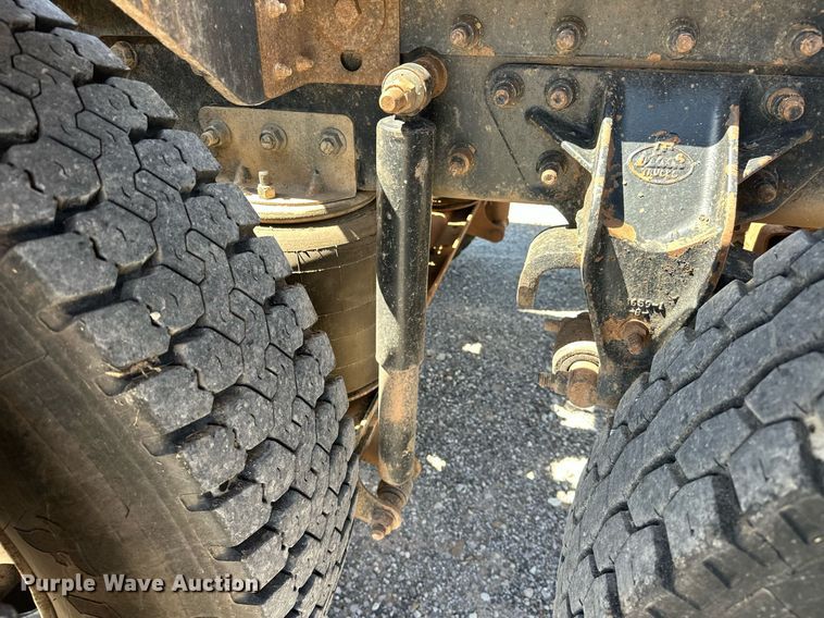 image for item EJ8615 2003 Mack CH613 semi truck