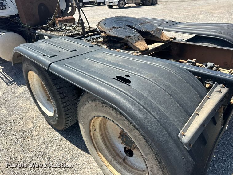 image for item EJ8615 2003 Mack CH613 semi truck