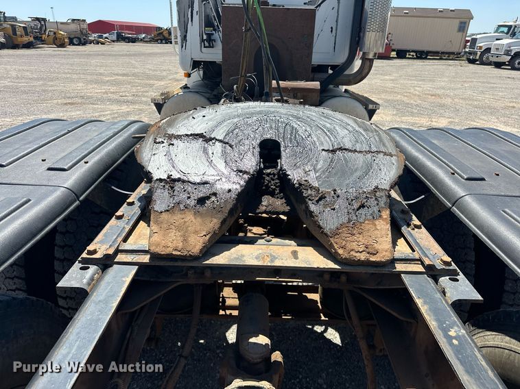 image for item EJ8615 2003 Mack CH613 semi truck