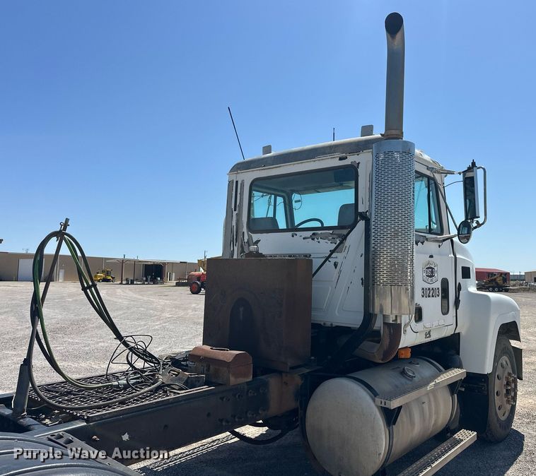 image for item EJ8615 2003 Mack CH613 semi truck