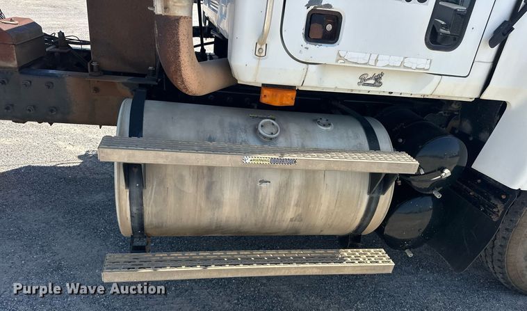 image for item EJ8615 2003 Mack CH613 semi truck