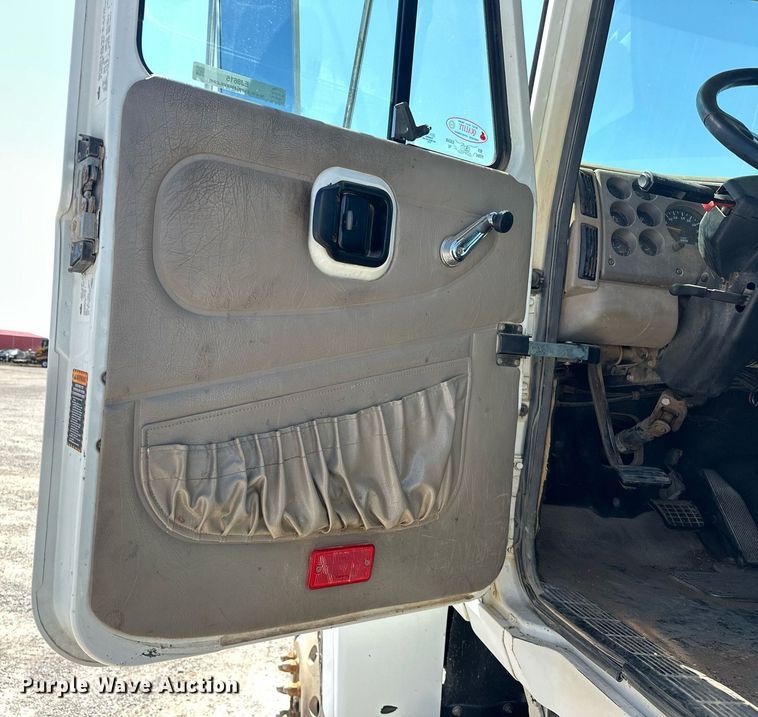 image for item EJ8615 2003 Mack CH613 semi truck