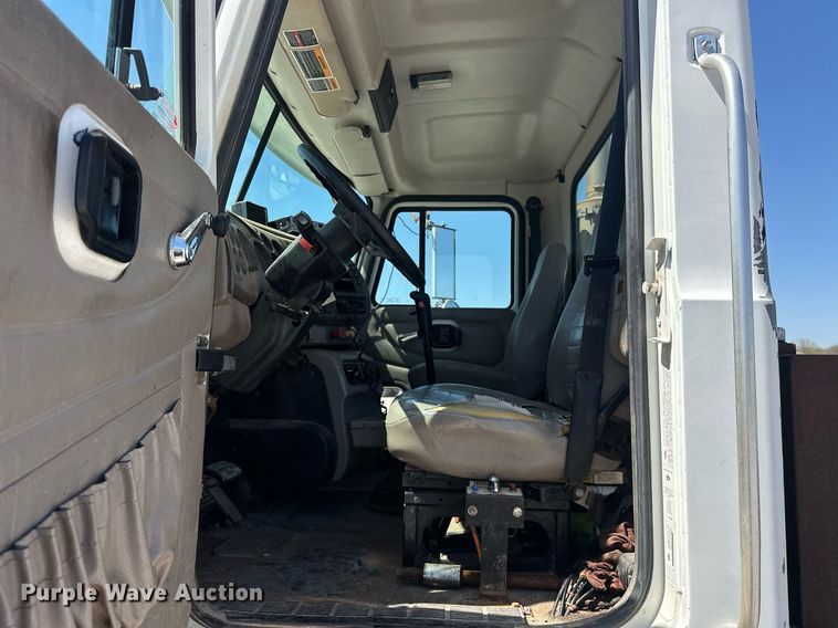 image for item EJ8615 2003 Mack CH613 semi truck