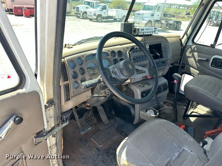 image for item EJ8615 2003 Mack CH613 semi truck